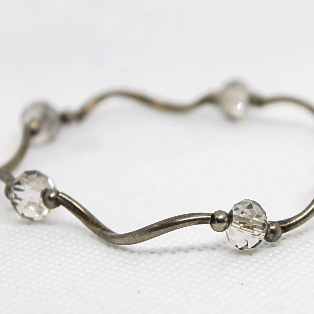 Wavy Antiqued Silver-tone Metal Stretch Bracelet with Faux Gemstones